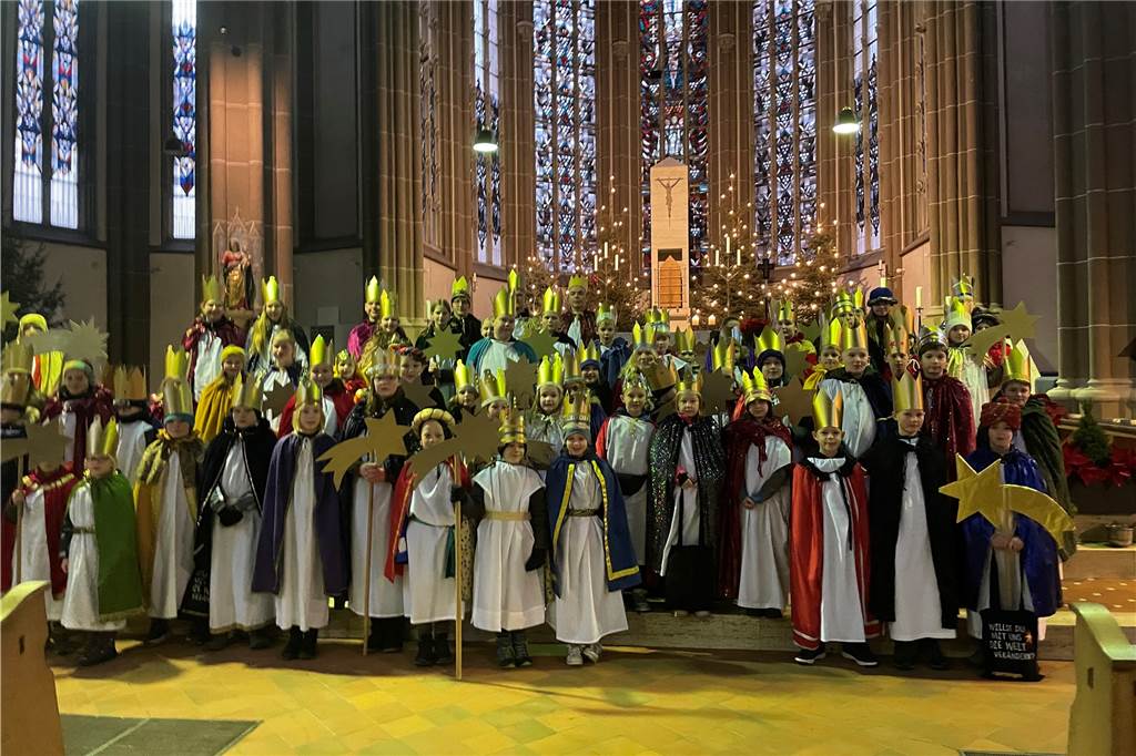 103 Sternsinger standen am Samstagmorgen in der St. Otgerkirche in Stadtlohn und brachten ihren Segen in die Häuser.