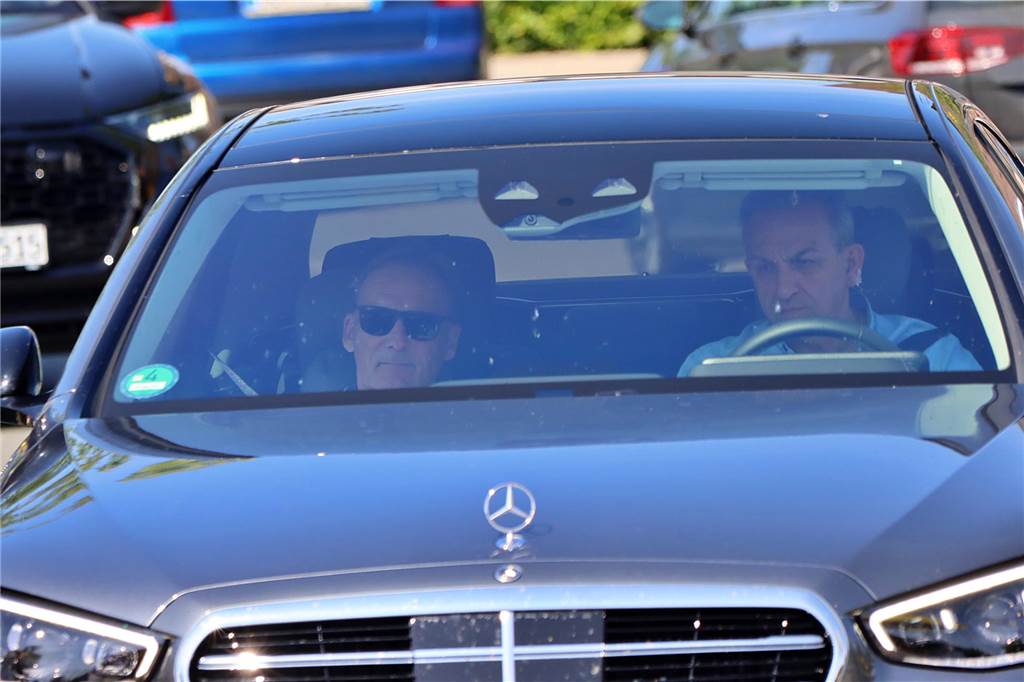 Der Tag nach dem BVB-Titeldrama: Versteckspiel um Bellingham – Terzic vor verschlossenen Toren Hans-Joachim Watzke sitzt in seinem Auto.
