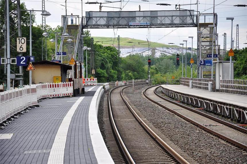 Peinliche Pannen am Preußen-Bahnhof Lünen 106 Stufen führen die Pendler zu Gleis 3. Die Fußgängertreppe ist für viele Pendler ein Ärgernis, für Ältere sogar ein ernsthaftes Hindernis. Da bei den Planungen erneut eine Plannungspanne passiert ist, ist ein Ende der Arbeiten noch nicht in Sicht.