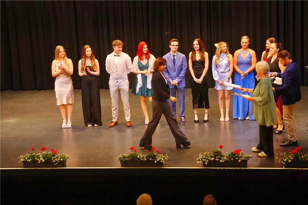 107 Schülerinnen und Schüler des St Ursula-Gymnasiums bekamen am 29. JUni 2024 ihre Abiturzeugnisse von Schulleiterin Elisabeth Schulte Huxel überreicht. Fünfmal gab dabei die Note 1,0 und 30 Schüler durften sich zudem über eine Eins vor dem Komma freuen. 