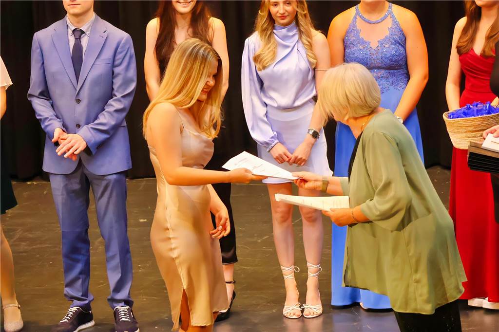 107 Schülerinnen und Schüler des St Ursula-Gymnasiums bekamen am 29. JUni 2024 ihre Abiturzeugnisse von Schulleiterin Elisabeth Schulte Huxel überreicht. Fünfmal gab dabei die Note 1,0 und 30 Schüler durften sich zudem über eine Eins vor dem Komma freuen. 