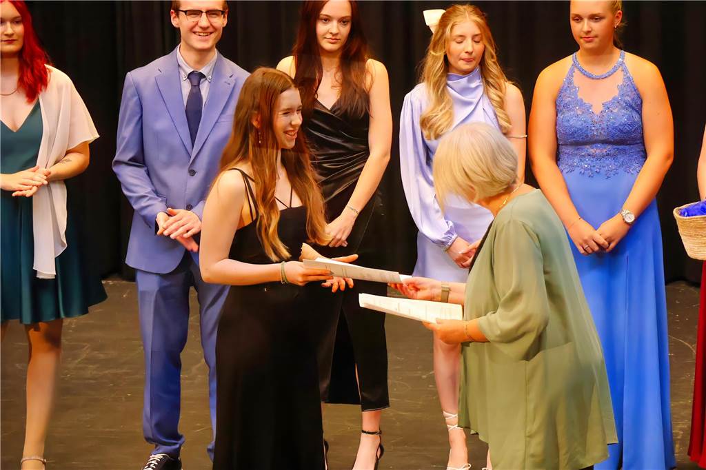 107 Schülerinnen und Schüler des St Ursula-Gymnasiums bekamen am 29. JUni 2024 ihre Abiturzeugnisse von Schulleiterin Elisabeth Schulte Huxel überreicht. Fünfmal gab dabei die Note 1,0 und 30 Schüler durften sich zudem über eine Eins vor dem Komma freuen. 
