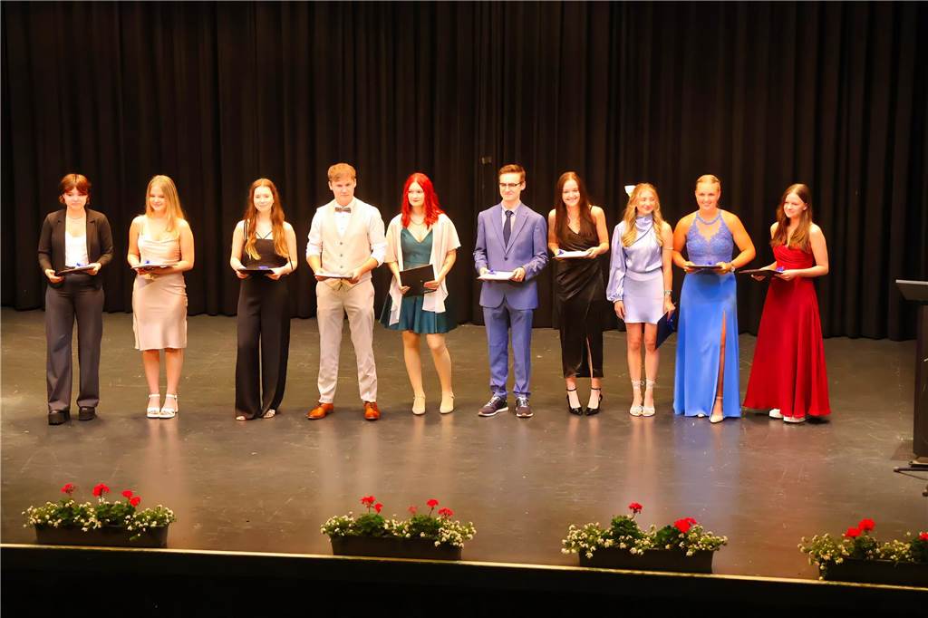 107 Schülerinnen und Schüler des St Ursula-Gymnasiums bekamen am 29. JUni 2024 ihre Abiturzeugnisse von Schulleiterin Elisabeth Schulte Huxel überreicht. Fünfmal gab dabei die Note 1,0 und 30 Schüler durften sich zudem über eine Eins vor dem Komma freuen. 