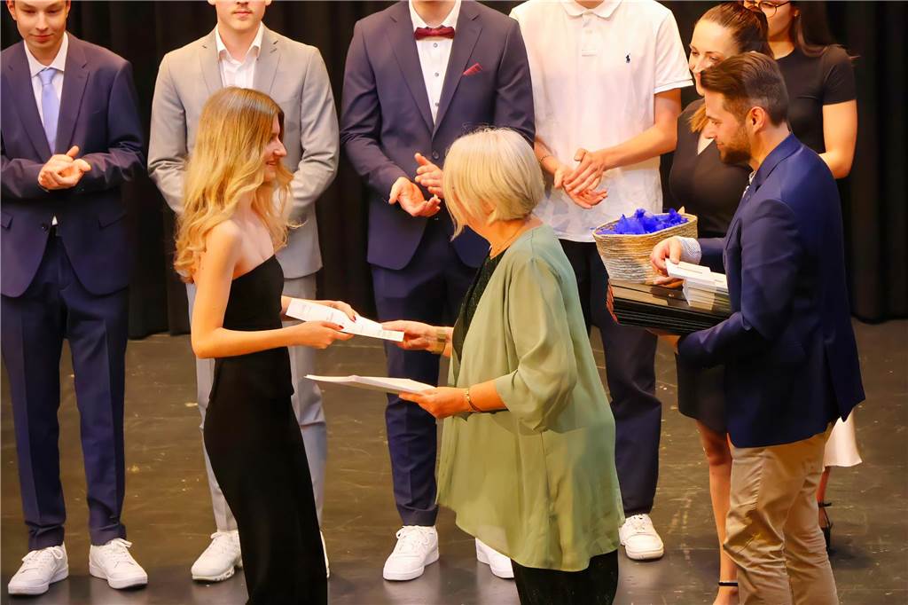 107 Schülerinnen und Schüler des St Ursula-Gymnasiums bekamen am 29. JUni 2024 ihre Abiturzeugnisse von Schulleiterin Elisabeth Schulte Huxel überreicht. Fünfmal gab dabei die Note 1,0 und 30 Schüler durften sich zudem über eine Eins vor dem Komma freuen. 