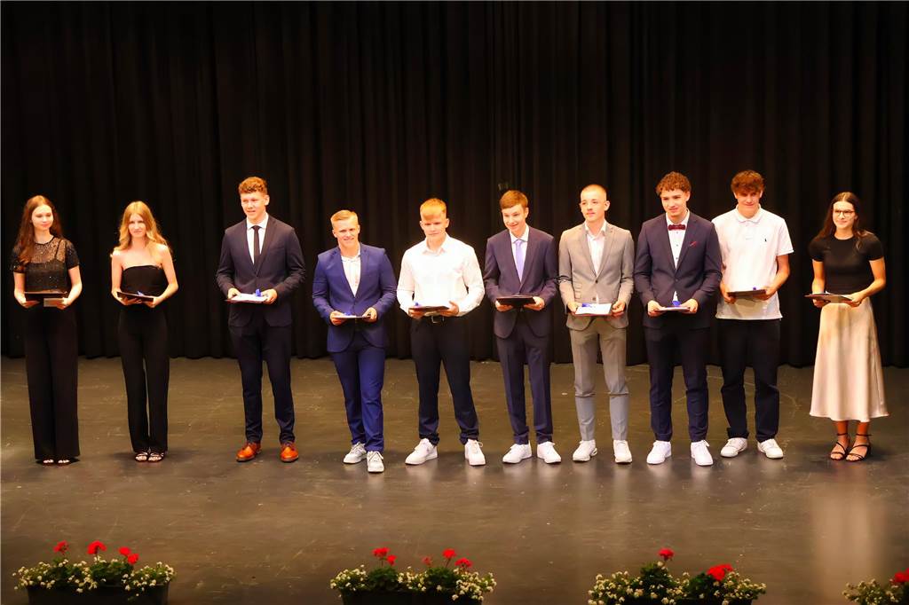 107 Schülerinnen und Schüler des St Ursula-Gymnasiums bekamen am 29. JUni 2024 ihre Abiturzeugnisse von Schulleiterin Elisabeth Schulte Huxel überreicht. Fünfmal gab dabei die Note 1,0 und 30 Schüler durften sich zudem über eine Eins vor dem Komma freuen. 