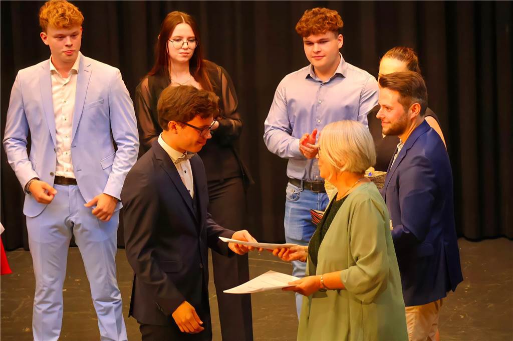 107 Schülerinnen und Schüler des St Ursula-Gymnasiums bekamen am 29. JUni 2024 ihre Abiturzeugnisse von Schulleiterin Elisabeth Schulte Huxel überreicht. Fünfmal gab dabei die Note 1,0 und 30 Schüler durften sich zudem über eine Eins vor dem Komma freuen. 