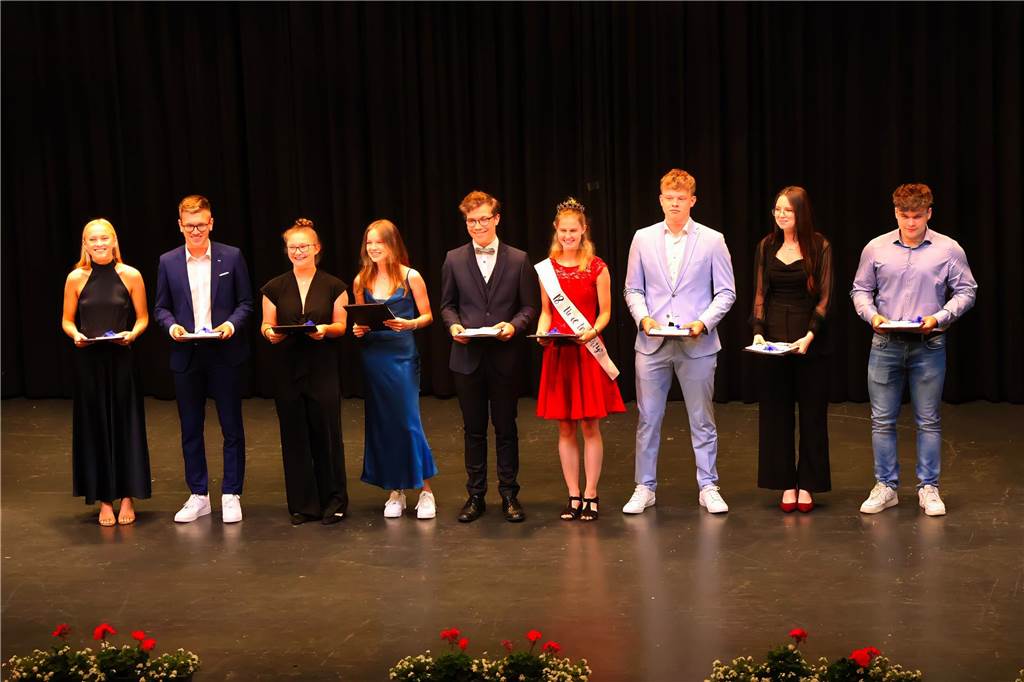 107 Schülerinnen und Schüler des St Ursula-Gymnasiums bekamen am 29. JUni 2024 ihre Abiturzeugnisse von Schulleiterin Elisabeth Schulte Huxel überreicht. Fünfmal gab dabei die Note 1,0 und 30 Schüler durften sich zudem über eine Eins vor dem Komma freuen. 