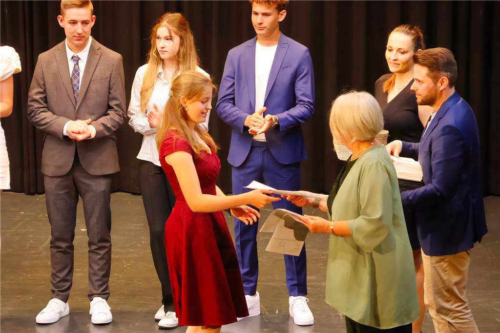 107 Schülerinnen und Schüler des St Ursula-Gymnasiums bekamen am 29. JUni 2024 ihre Abiturzeugnisse von Schulleiterin Elisabeth Schulte Huxel überreicht. Fünfmal gab dabei die Note 1,0 und 30 Schüler durften sich zudem über eine Eins vor dem Komma freuen. 