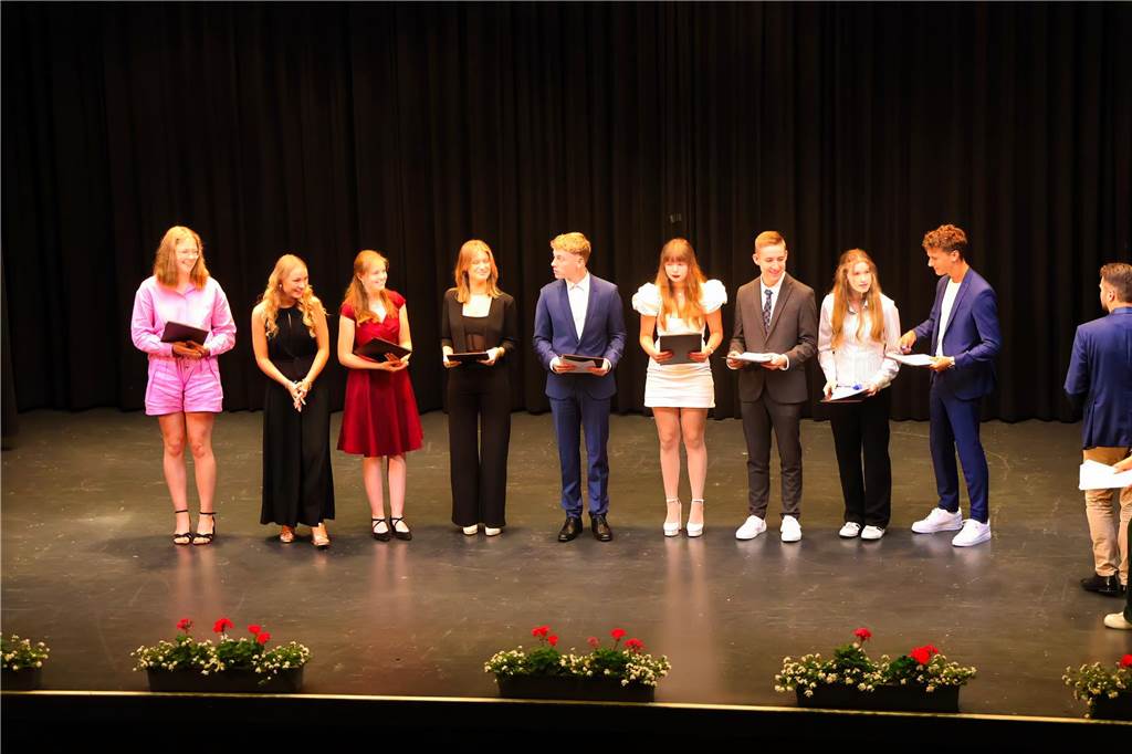 107 Schülerinnen und Schüler des St Ursula-Gymnasiums bekamen am 29. JUni 2024 ihre Abiturzeugnisse von Schulleiterin Elisabeth Schulte Huxel überreicht. Fünfmal gab dabei die Note 1,0 und 30 Schüler durften sich zudem über eine Eins vor dem Komma freuen. 