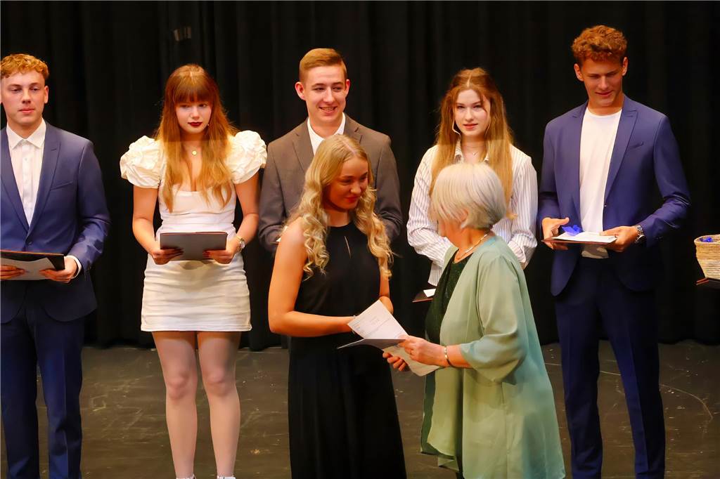 107 Schülerinnen und Schüler des St Ursula-Gymnasiums bekamen am 29. JUni 2024 ihre Abiturzeugnisse von Schulleiterin Elisabeth Schulte Huxel überreicht. Fünfmal gab dabei die Note 1,0 und 30 Schüler durften sich zudem über eine Eins vor dem Komma freuen. 