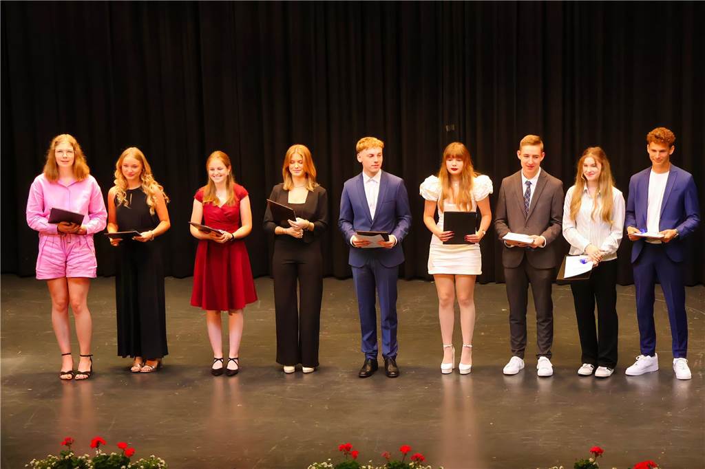 107 Schülerinnen und Schüler des St Ursula-Gymnasiums bekamen am 29. JUni 2024 ihre Abiturzeugnisse von Schulleiterin Elisabeth Schulte Huxel überreicht. Fünfmal gab dabei die Note 1,0 und 30 Schüler durften sich zudem über eine Eins vor dem Komma freuen. 
