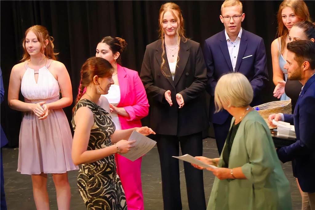 107 Schülerinnen und Schüler des St Ursula-Gymnasiums bekamen am 29. JUni 2024 ihre Abiturzeugnisse von Schulleiterin Elisabeth Schulte Huxel überreicht. Fünfmal gab dabei die Note 1,0 und 30 Schüler durften sich zudem über eine Eins vor dem Komma freuen. 