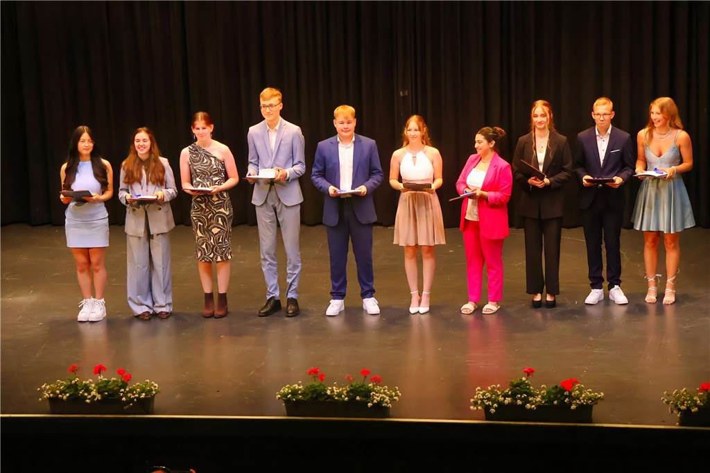 107 Schülerinnen und Schüler des St Ursula-Gymnasiums bekamen am 29. JUni 2024 ihre Abiturzeugnisse von Schulleiterin Elisabeth Schulte Huxel überreicht. Fünfmal gab dabei die Note 1,0 und 30 Schüler durften sich zudem über eine Eins vor dem Komma freuen. 