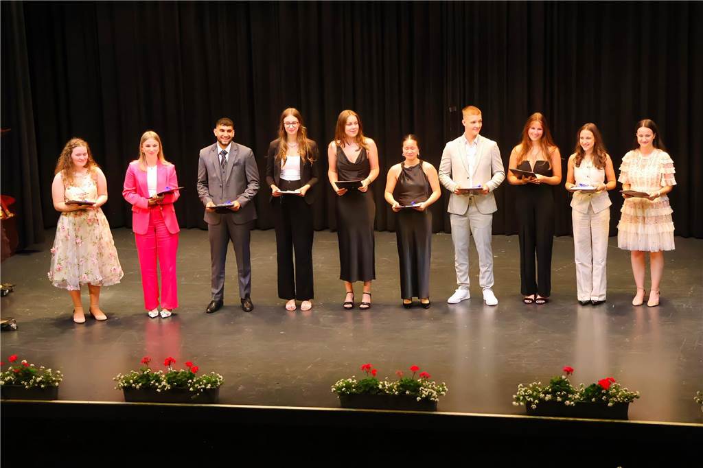 107 Schülerinnen und Schüler des St Ursula-Gymnasiums bekamen am 29. JUni 2024 ihre Abiturzeugnisse von Schulleiterin Elisabeth Schulte Huxel überreicht. Fünfmal gab dabei die Note 1,0 und 30 Schüler durften sich zudem über eine Eins vor dem Komma freuen. 