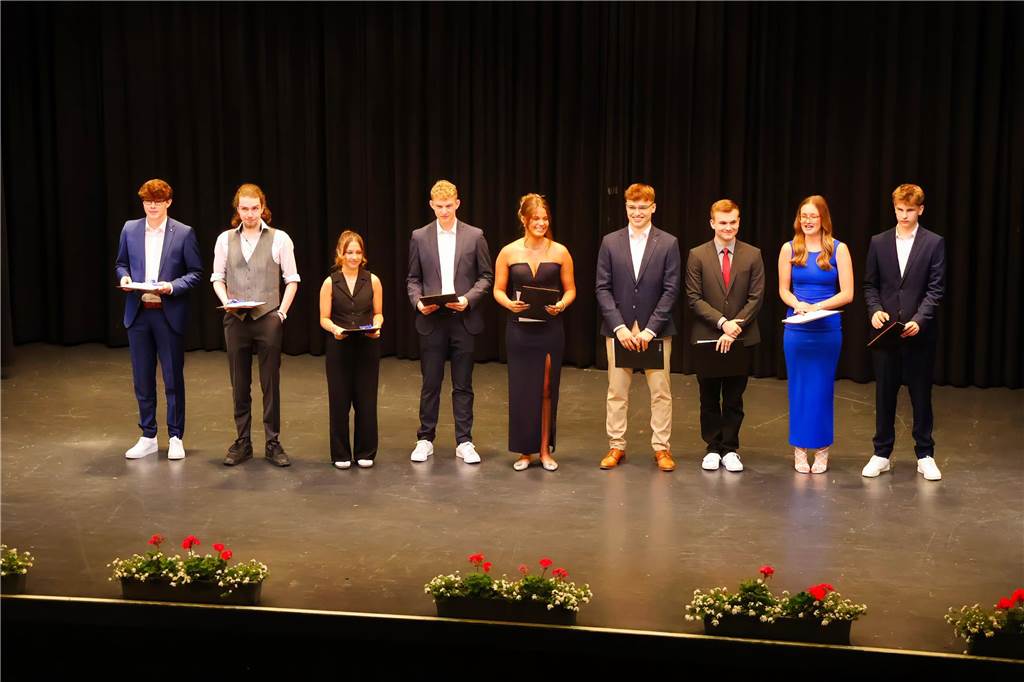 107 Schülerinnen und Schüler des St Ursula-Gymnasiums bekamen am 29. JUni 2024 ihre Abiturzeugnisse von Schulleiterin Elisabeth Schulte Huxel überreicht. Fünfmal gab dabei die Note 1,0 und 30 Schüler durften sich zudem über eine Eins vor dem Komma freuen. 