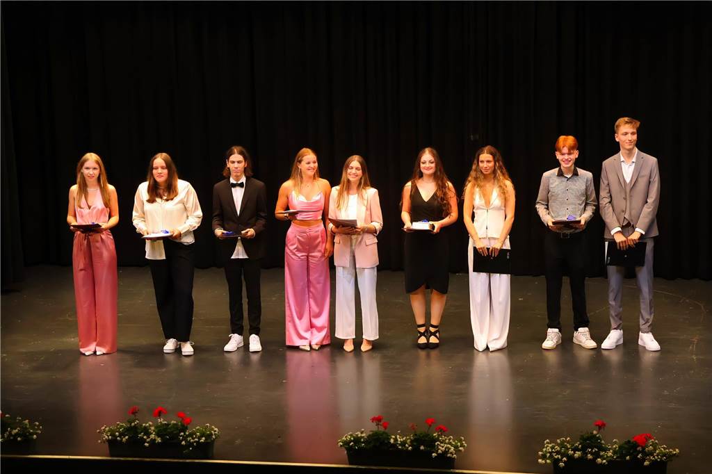 107 Schülerinnen und Schüler des St Ursula-Gymnasiums bekamen am 29. JUni 2024 ihre Abiturzeugnisse von Schulleiterin Elisabeth Schulte Huxel überreicht. Fünfmal gab dabei die Note 1,0 und 30 Schüler durften sich zudem über eine Eins vor dem Komma freuen. 