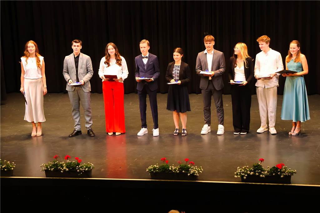 107 Schülerinnen und Schüler des St Ursula-Gymnasiums bekamen am 29. JUni 2024 ihre Abiturzeugnisse von Schulleiterin Elisabeth Schulte Huxel überreicht. Fünfmal gab dabei die Note 1,0 und 30 Schüler durften sich zudem über eine Eins vor dem Komma freuen. 