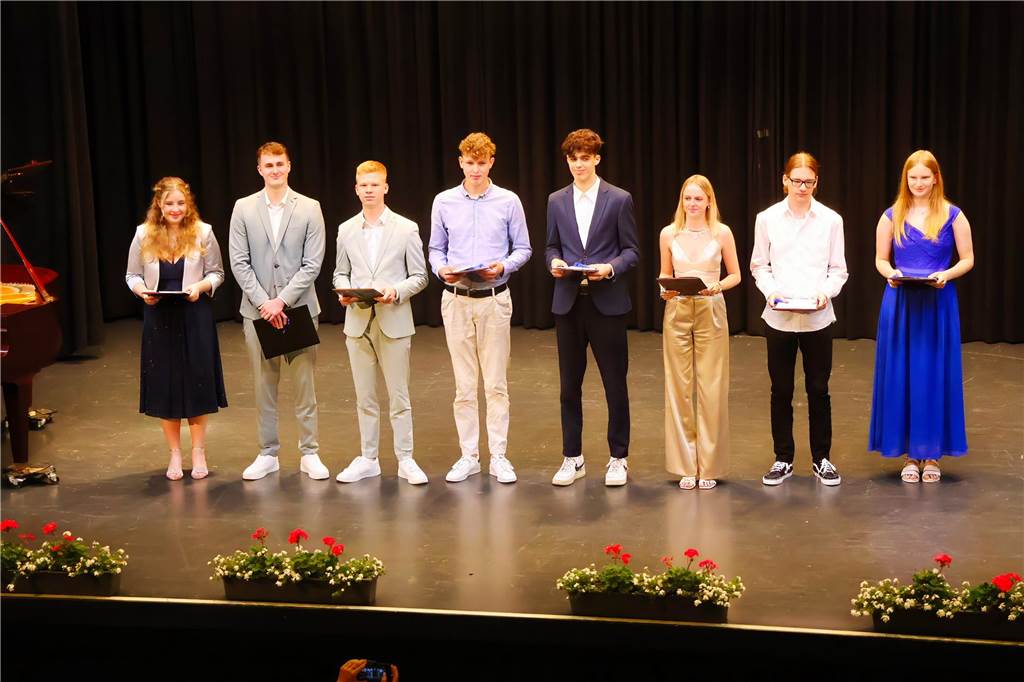107 Schülerinnen und Schüler des St Ursula-Gymnasiums bekamen am 29. JUni 2024 ihre Abiturzeugnisse von Schulleiterin Elisabeth Schulte Huxel überreicht. Fünfmal gab dabei die Note 1,0 und 30 Schüler durften sich zudem über eine Eins vor dem Komma freuen. 