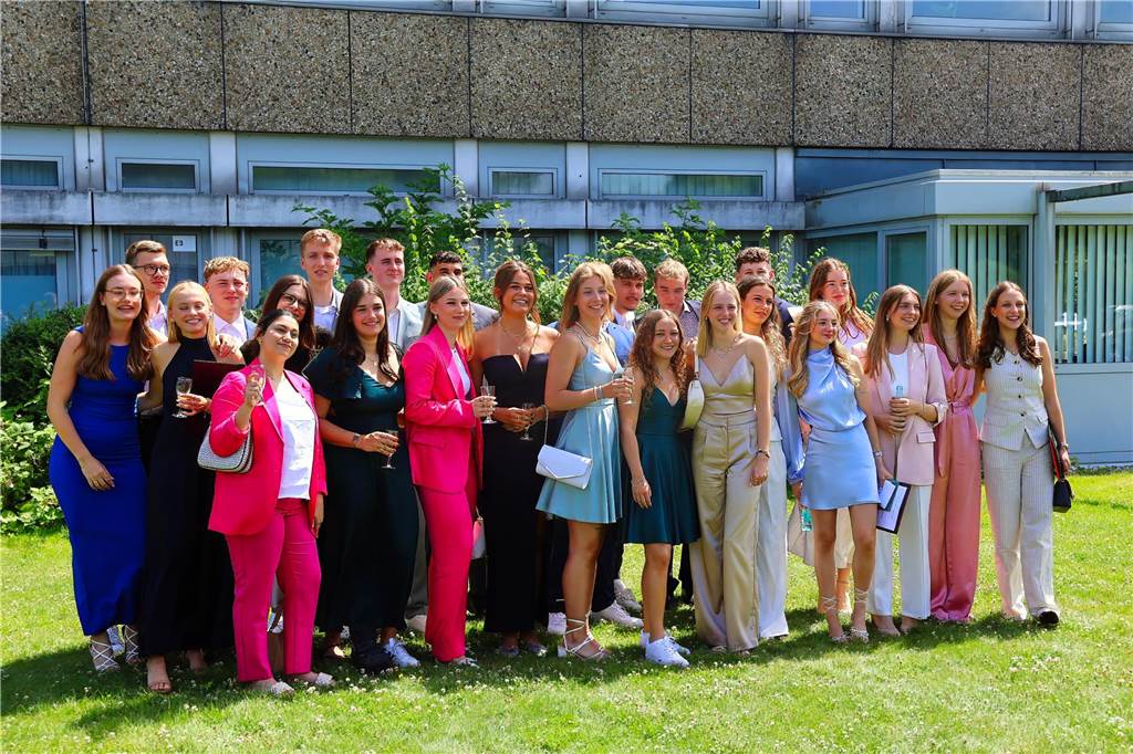 107 Schülerinnen und Schüler des St Ursula-Gymnasiums bekamen am 29. JUni 2024 ihre Abiturzeugnisse von Schulleiterin Elisabeth Schulte Huxel überreicht. Fünfmal gab dabei die Note 1,0 und 30 Schüler durften sich zudem über eine Eins vor dem Komma freuen. 