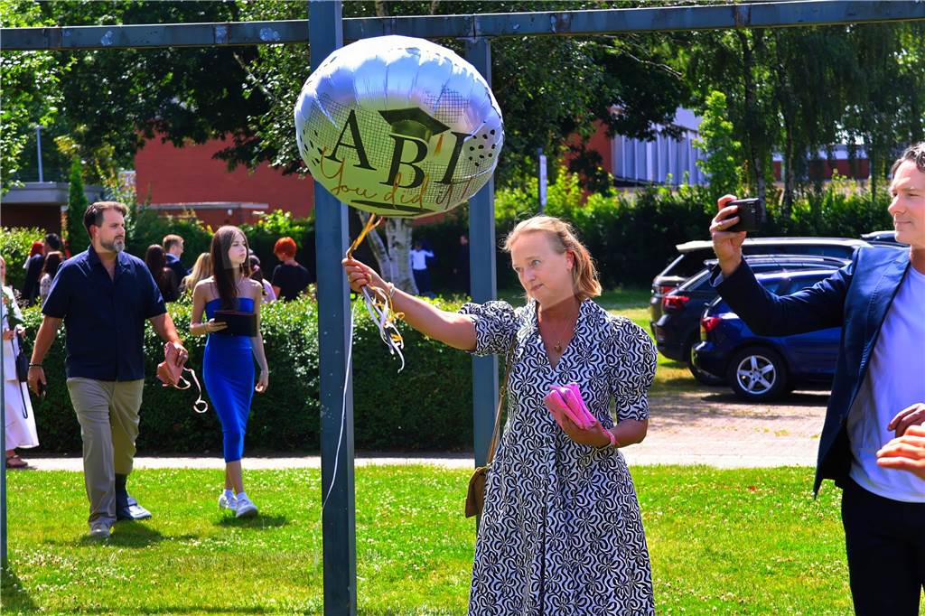 107 Schülerinnen und Schüler des St Ursula-Gymnasiums bekamen am 29. JUni 2024 ihre Abiturzeugnisse von Schulleiterin Elisabeth Schulte Huxel überreicht. Fünfmal gab dabei die Note 1,0 und 30 Schüler durften sich zudem über eine Eins vor dem Komma freuen. 