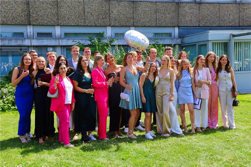 107 Schülerinnen und Schüler des St Ursula-Gymnasiums bekamen am 29. JUni 2024 ihre Abiturzeugnisse von Schulleiterin Elisabeth Schulte Huxel überreicht. Fünfmal gab dabei die Note 1,0 und 30 Schüler durften sich zudem über eine Eins vor dem Komma freuen. 