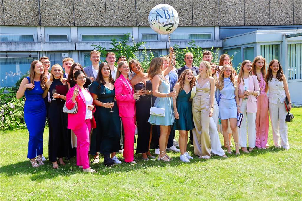 107 Schülerinnen und Schüler des St Ursula-Gymnasiums bekamen am 29. JUni 2024 ihre Abiturzeugnisse von Schulleiterin Elisabeth Schulte Huxel überreicht. Fünfmal gab dabei die Note 1,0 und 30 Schüler durften sich zudem über eine Eins vor dem Komma freuen. 