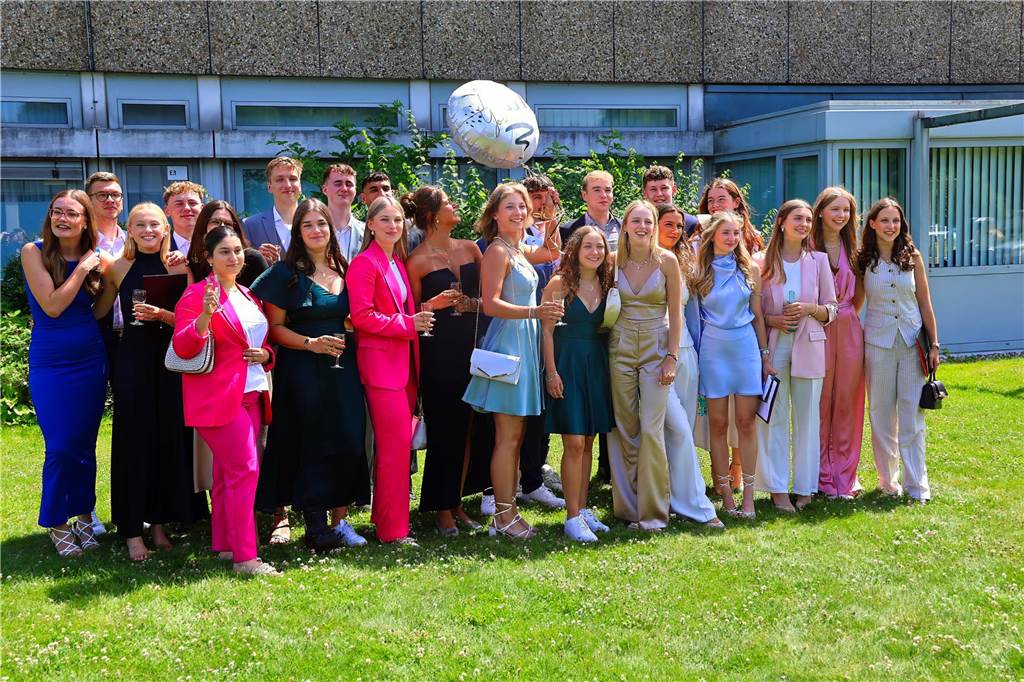 107 Schülerinnen und Schüler des St Ursula-Gymnasiums bekamen am 29. JUni 2024 ihre Abiturzeugnisse von Schulleiterin Elisabeth Schulte Huxel überreicht. Fünfmal gab dabei die Note 1,0 und 30 Schüler durften sich zudem über eine Eins vor dem Komma freuen. 