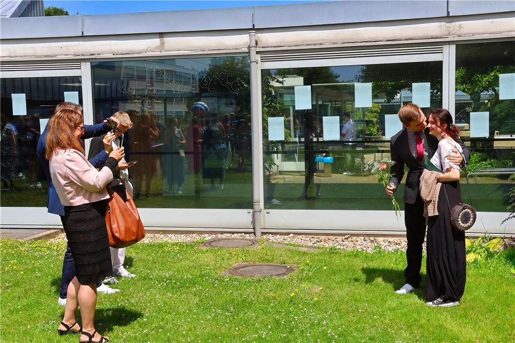 107 Schülerinnen und Schüler des St Ursula-Gymnasiums bekamen am 29. JUni 2024 ihre Abiturzeugnisse von Schulleiterin Elisabeth Schulte Huxel überreicht. Fünfmal gab dabei die Note 1,0 und 30 Schüler durften sich zudem über eine Eins vor dem Komma freuen. 