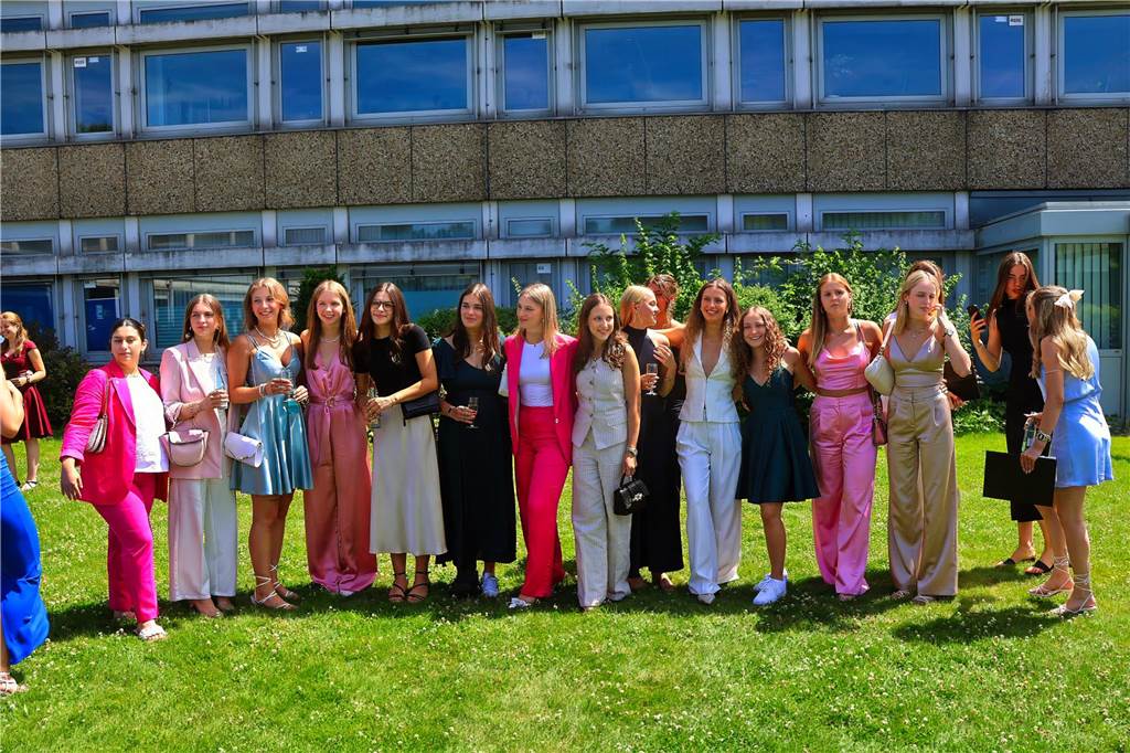107 Schülerinnen und Schüler des St Ursula-Gymnasiums bekamen am 29. JUni 2024 ihre Abiturzeugnisse von Schulleiterin Elisabeth Schulte Huxel überreicht. Fünfmal gab dabei die Note 1,0 und 30 Schüler durften sich zudem über eine Eins vor dem Komma freuen. 