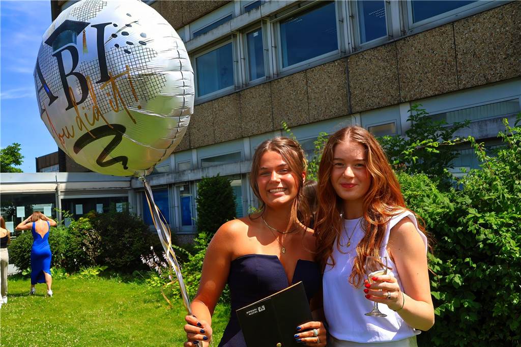 107 Schülerinnen und Schüler des St Ursula-Gymnasiums bekamen am 29. JUni 2024 ihre Abiturzeugnisse von Schulleiterin Elisabeth Schulte Huxel überreicht. Fünfmal gab dabei die Note 1,0 und 30 Schüler durften sich zudem über eine Eins vor dem Komma freuen. 