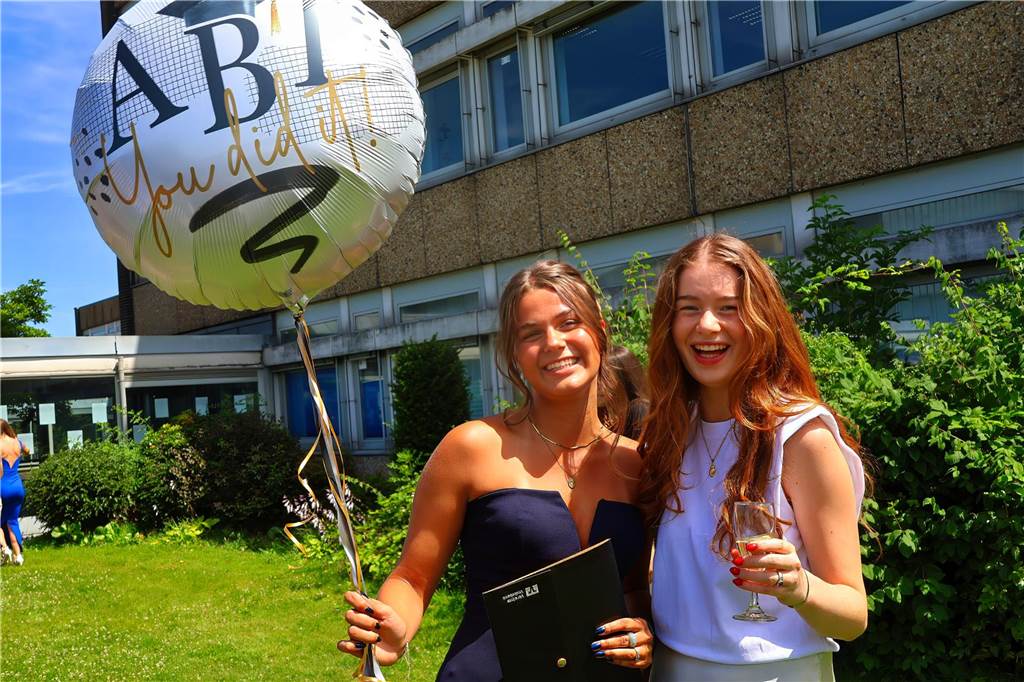107 Schülerinnen und Schüler des St Ursula-Gymnasiums bekamen am 29. JUni 2024 ihre Abiturzeugnisse von Schulleiterin Elisabeth Schulte Huxel überreicht. Fünfmal gab dabei die Note 1,0 und 30 Schüler durften sich zudem über eine Eins vor dem Komma freuen. 