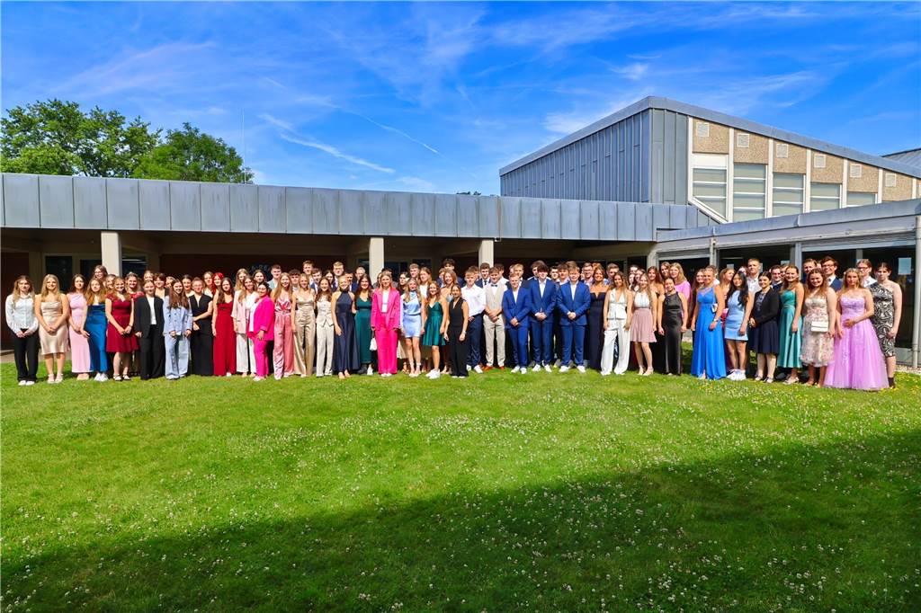 107 Schülerinnen und Schüler des St Ursula-Gymnasiums bekamen am 29. JUni 2024 ihre Abiturzeugnisse von Schulleiterin Elisabeth Schulte Huxel überreicht. Fünfmal gab dabei die Note 1,0 und 30 Schüler durften sich zudem über eine Eins vor dem Komma freuen. 