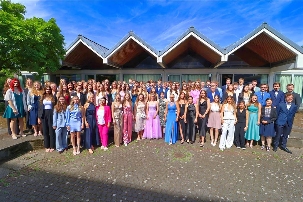 107 Schülerinnen und Schüler des St Ursula-Gymnasiums bekamen am 29. JUni 2024 ihre Abiturzeugnisse von Schulleiterin Elisabeth Schulte Huxel überreicht. Fünfmal gab dabei die Note 1,0 und 30 Schüler durften sich zudem über eine Eins vor dem Komma freuen. 