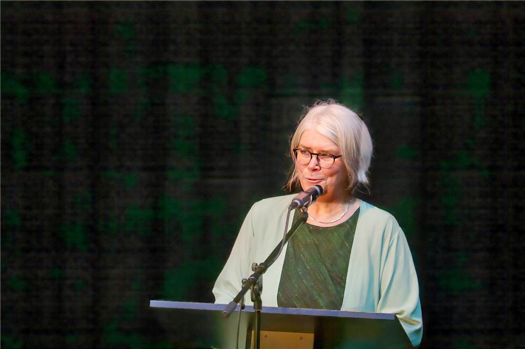 107 Schülerinnen und Schüler des St Ursula-Gymnasiums bekamen am 29. JUni 2024 ihre Abiturzeugnisse von Schulleiterin Elisabeth Schulte Huxel überreicht. Fünfmal gab dabei die Note 1,0 und 30 Schüler durften sich zudem über eine Eins vor dem Komma freuen. 