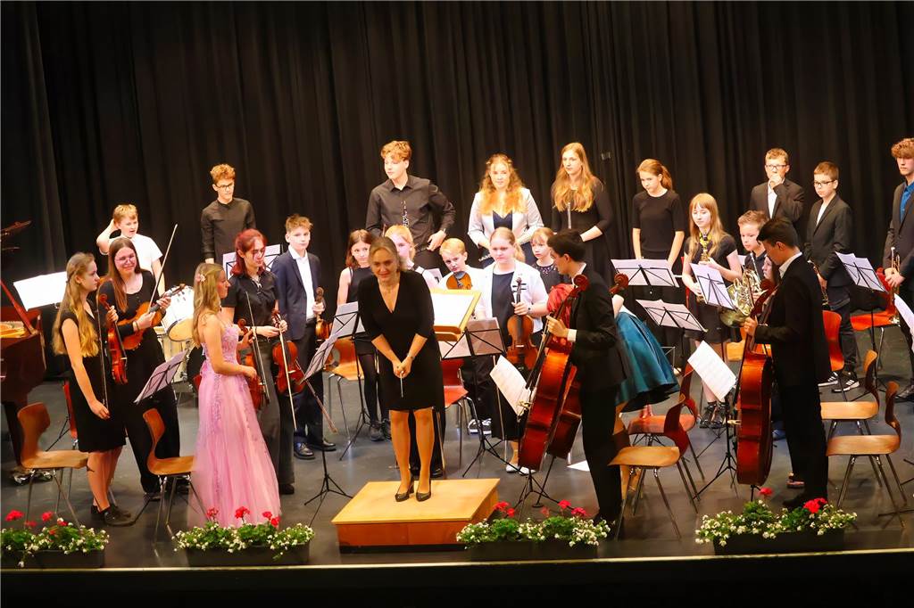 107 Schülerinnen und Schüler des St Ursula-Gymnasiums bekamen am 29. JUni 2024 ihre Abiturzeugnisse von Schulleiterin Elisabeth Schulte Huxel überreicht. Fünfmal gab dabei die Note 1,0 und 30 Schüler durften sich zudem über eine Eins vor dem Komma freuen. 