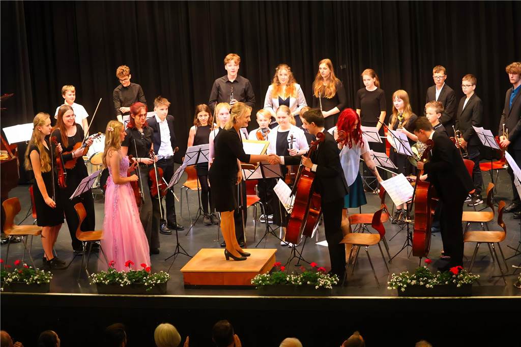 107 Schülerinnen und Schüler des St Ursula-Gymnasiums bekamen am 29. JUni 2024 ihre Abiturzeugnisse von Schulleiterin Elisabeth Schulte Huxel überreicht. Fünfmal gab dabei die Note 1,0 und 30 Schüler durften sich zudem über eine Eins vor dem Komma freuen. 