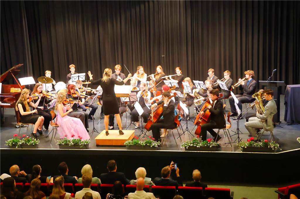 107 Schülerinnen und Schüler des St Ursula-Gymnasiums bekamen am 29. JUni 2024 ihre Abiturzeugnisse von Schulleiterin Elisabeth Schulte Huxel überreicht. Fünfmal gab dabei die Note 1,0 und 30 Schüler durften sich zudem über eine Eins vor dem Komma freuen. 