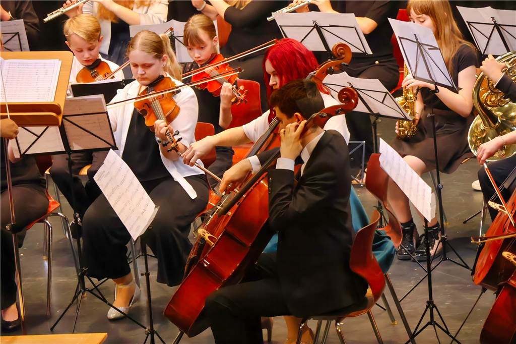 107 Schülerinnen und Schüler des St Ursula-Gymnasiums bekamen am 29. JUni 2024 ihre Abiturzeugnisse von Schulleiterin Elisabeth Schulte Huxel überreicht. Fünfmal gab dabei die Note 1,0 und 30 Schüler durften sich zudem über eine Eins vor dem Komma freuen. 