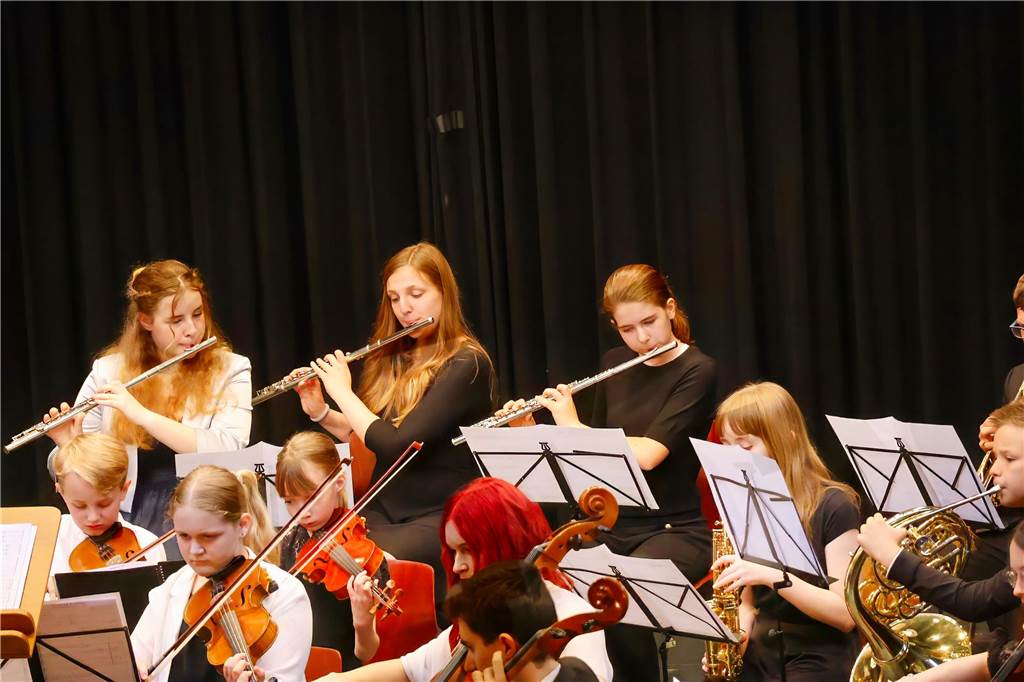 107 Schülerinnen und Schüler des St Ursula-Gymnasiums bekamen am 29. JUni 2024 ihre Abiturzeugnisse von Schulleiterin Elisabeth Schulte Huxel überreicht. Fünfmal gab dabei die Note 1,0 und 30 Schüler durften sich zudem über eine Eins vor dem Komma freuen. 