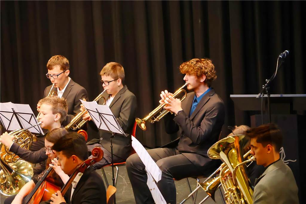 107 Schülerinnen und Schüler des St Ursula-Gymnasiums bekamen am 29. JUni 2024 ihre Abiturzeugnisse von Schulleiterin Elisabeth Schulte Huxel überreicht. Fünfmal gab dabei die Note 1,0 und 30 Schüler durften sich zudem über eine Eins vor dem Komma freuen. 