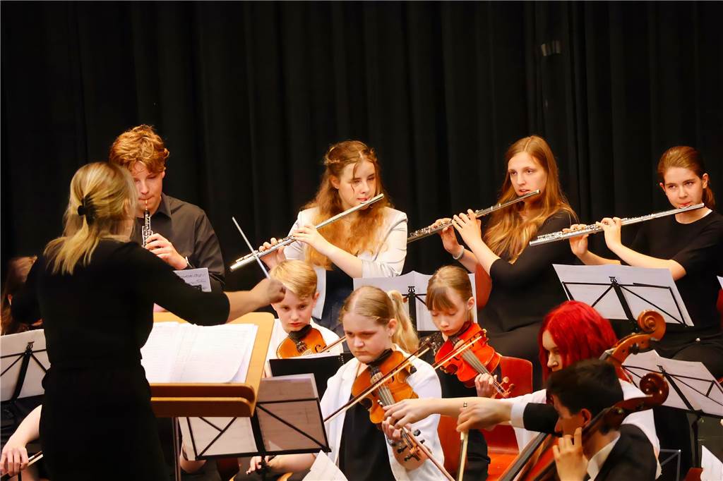 107 Schülerinnen und Schüler des St Ursula-Gymnasiums bekamen am 29. JUni 2024 ihre Abiturzeugnisse von Schulleiterin Elisabeth Schulte Huxel überreicht. Fünfmal gab dabei die Note 1,0 und 30 Schüler durften sich zudem über eine Eins vor dem Komma freuen. 