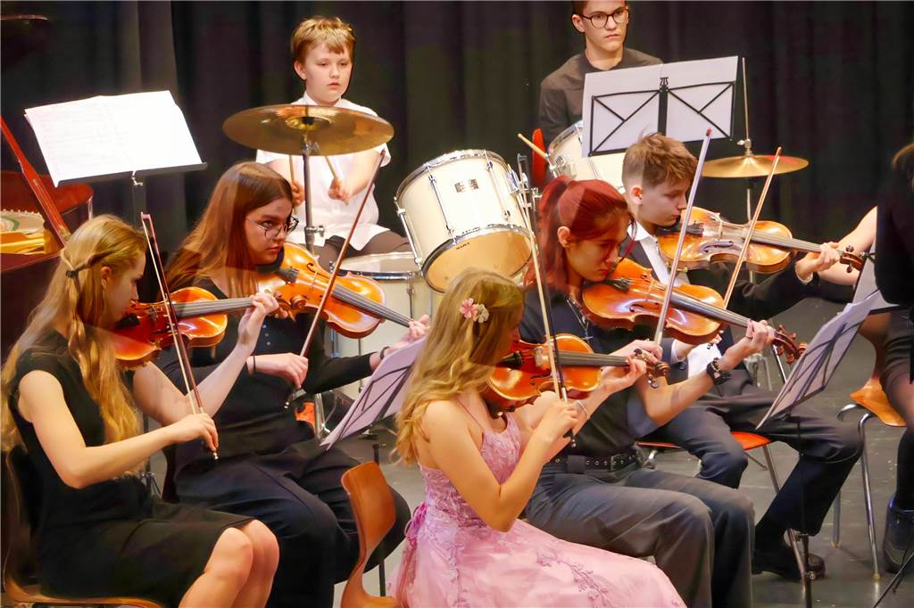 107 Schülerinnen und Schüler des St Ursula-Gymnasiums bekamen am 29. JUni 2024 ihre Abiturzeugnisse von Schulleiterin Elisabeth Schulte Huxel überreicht. Fünfmal gab dabei die Note 1,0 und 30 Schüler durften sich zudem über eine Eins vor dem Komma freuen. 