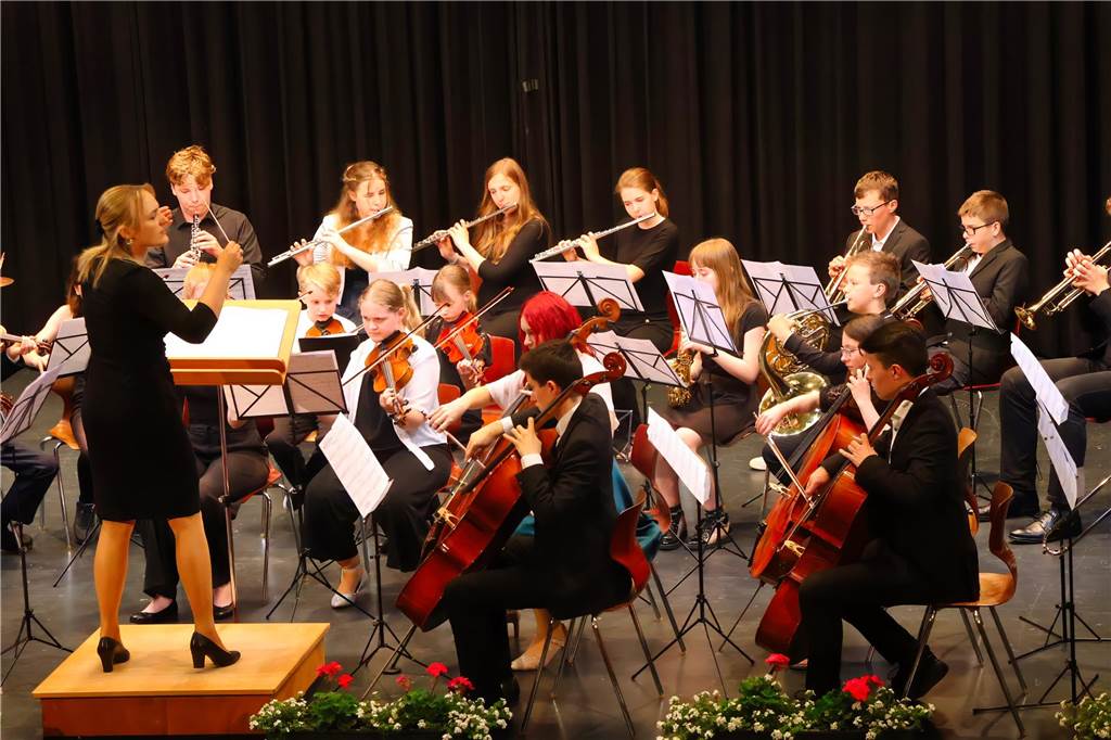 107 Schülerinnen und Schüler des St Ursula-Gymnasiums bekamen am 29. JUni 2024 ihre Abiturzeugnisse von Schulleiterin Elisabeth Schulte Huxel überreicht. Fünfmal gab dabei die Note 1,0 und 30 Schüler durften sich zudem über eine Eins vor dem Komma freuen. 
