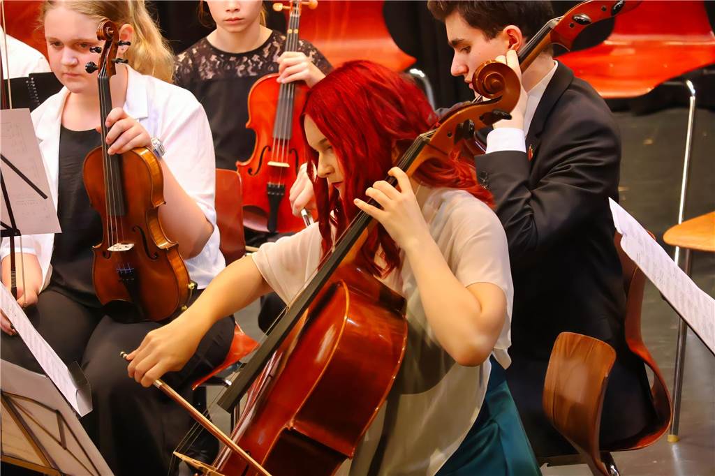 107 Schülerinnen und Schüler des St Ursula-Gymnasiums bekamen am 29. JUni 2024 ihre Abiturzeugnisse von Schulleiterin Elisabeth Schulte Huxel überreicht. Fünfmal gab dabei die Note 1,0 und 30 Schüler durften sich zudem über eine Eins vor dem Komma freuen. 