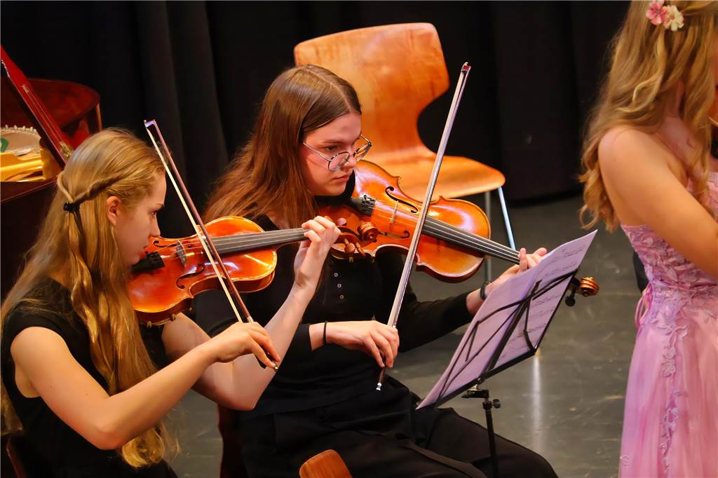107 Schülerinnen und Schüler des St Ursula-Gymnasiums bekamen am 29. JUni 2024 ihre Abiturzeugnisse von Schulleiterin Elisabeth Schulte Huxel überreicht. Fünfmal gab dabei die Note 1,0 und 30 Schüler durften sich zudem über eine Eins vor dem Komma freuen. 