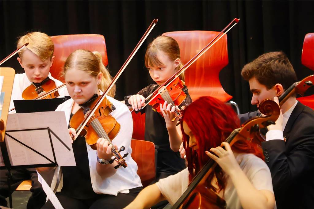 107 Schülerinnen und Schüler des St Ursula-Gymnasiums bekamen am 29. JUni 2024 ihre Abiturzeugnisse von Schulleiterin Elisabeth Schulte Huxel überreicht. Fünfmal gab dabei die Note 1,0 und 30 Schüler durften sich zudem über eine Eins vor dem Komma freuen. 
