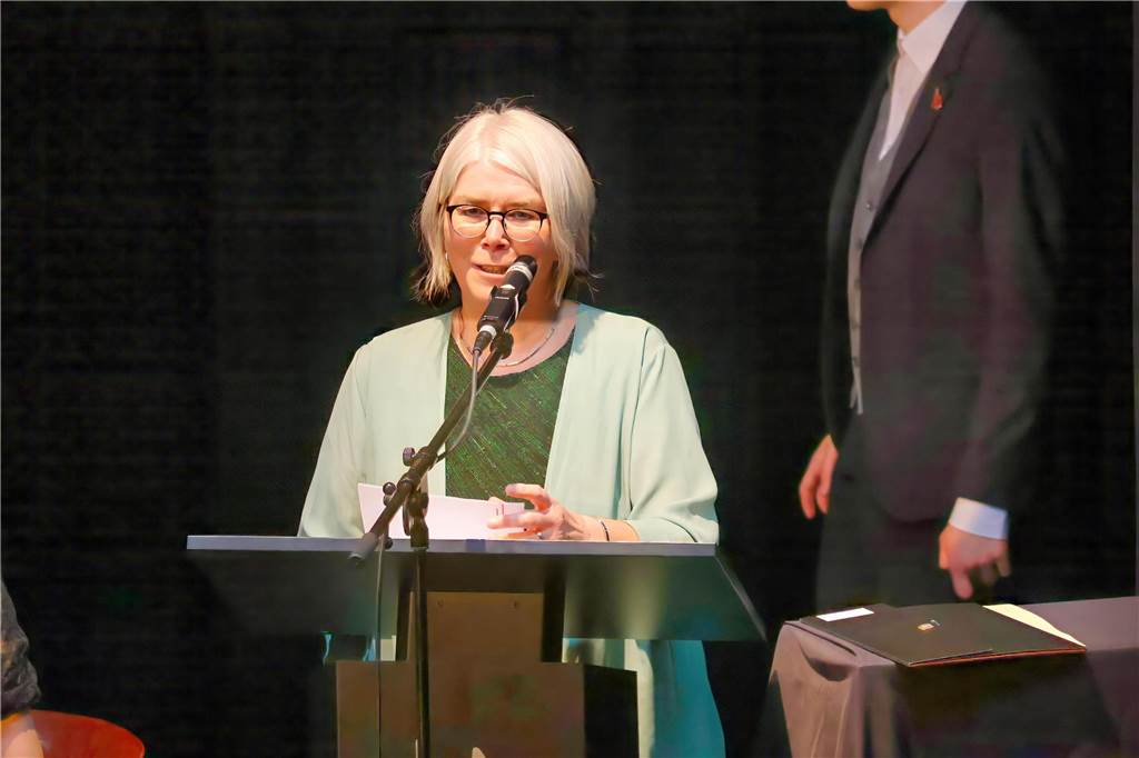 107 Schülerinnen und Schüler des St Ursula-Gymnasiums bekamen am 29. JUni 2024 ihre Abiturzeugnisse von Schulleiterin Elisabeth Schulte Huxel überreicht. Fünfmal gab dabei die Note 1,0 und 30 Schüler durften sich zudem über eine Eins vor dem Komma freuen. 