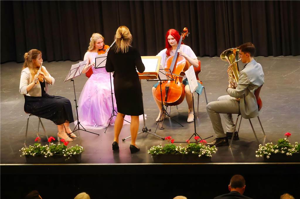 107 Schülerinnen und Schüler des St Ursula-Gymnasiums bekamen am 29. JUni 2024 ihre Abiturzeugnisse von Schulleiterin Elisabeth Schulte Huxel überreicht. Fünfmal gab dabei die Note 1,0 und 30 Schüler durften sich zudem über eine Eins vor dem Komma freuen. 