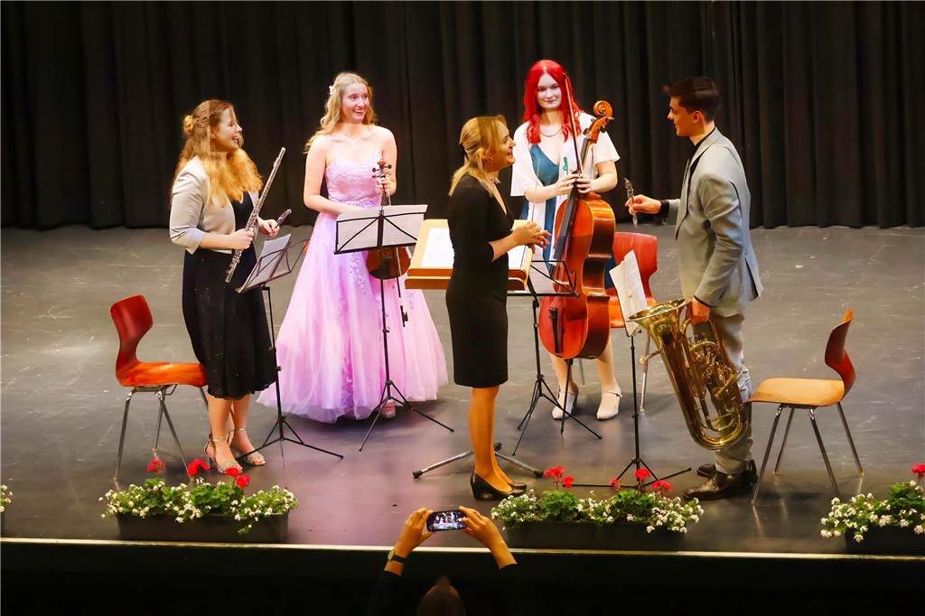 107 Schülerinnen und Schüler des St Ursula-Gymnasiums bekamen am 29. JUni 2024 ihre Abiturzeugnisse von Schulleiterin Elisabeth Schulte Huxel überreicht. Fünfmal gab dabei die Note 1,0 und 30 Schüler durften sich zudem über eine Eins vor dem Komma freuen. 