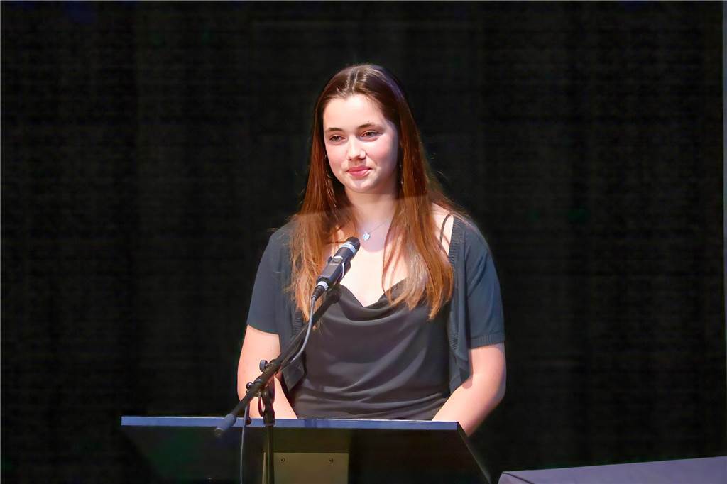 107 Schülerinnen und Schüler des St Ursula-Gymnasiums bekamen am 29. JUni 2024 ihre Abiturzeugnisse von Schulleiterin Elisabeth Schulte Huxel überreicht. Fünfmal gab dabei die Note 1,0 und 30 Schüler durften sich zudem über eine Eins vor dem Komma freuen. 